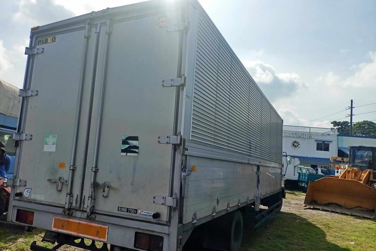 Isuzu Forward Wingvan Truck 2006