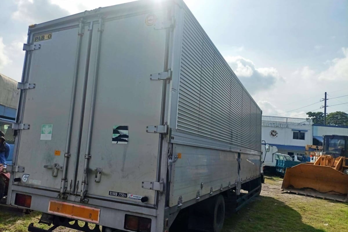 Isuzu Forward Wingvan Truck 2006
