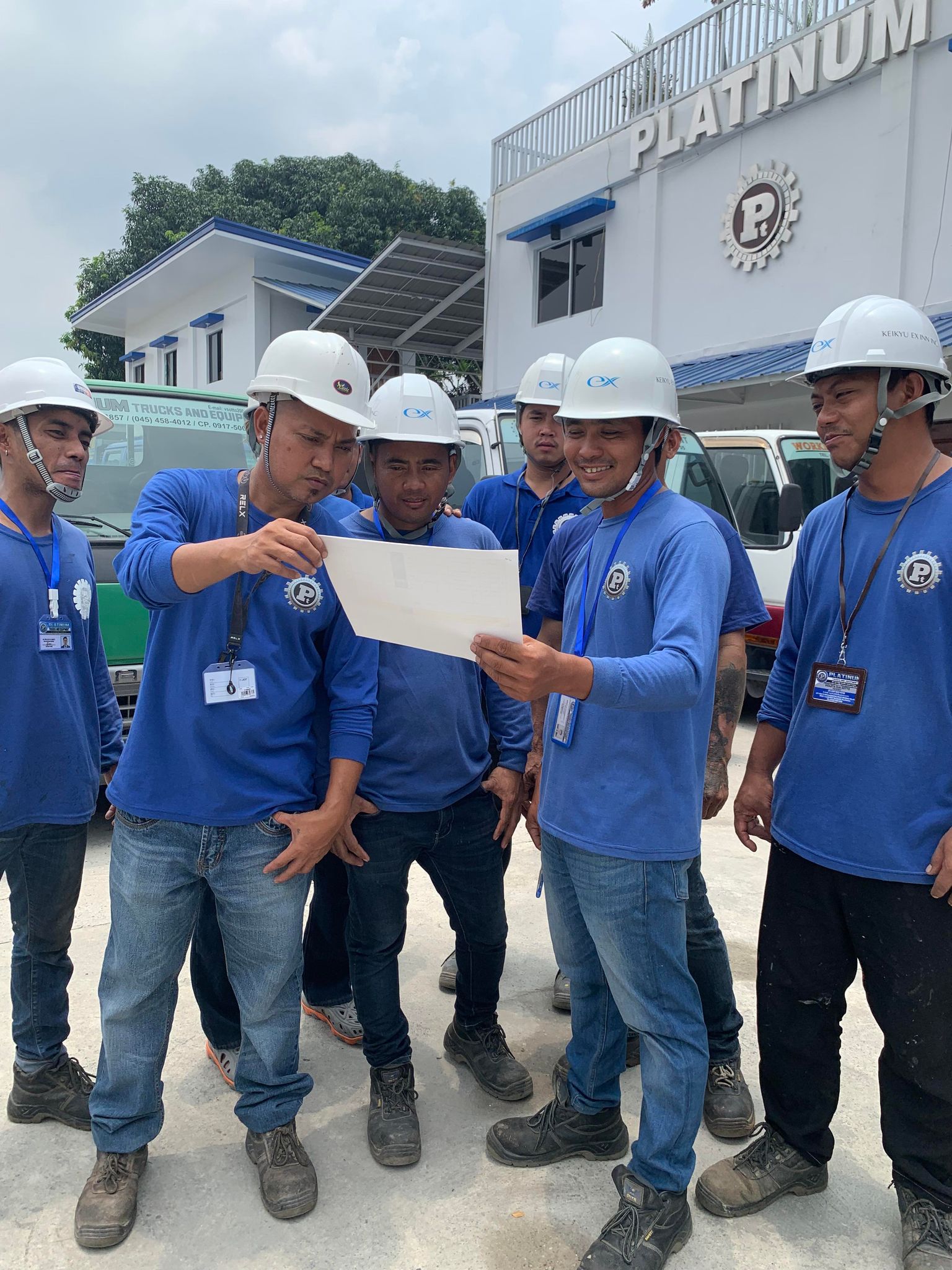 Crew briefing in front of the Platinum office